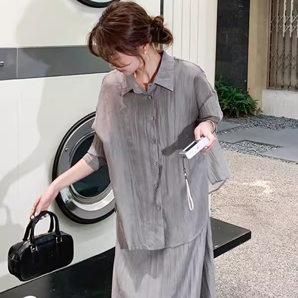 胖mm大码300斤清冷松弛感穿搭灰色吊带连衣裙套装衬衫上衣两件套