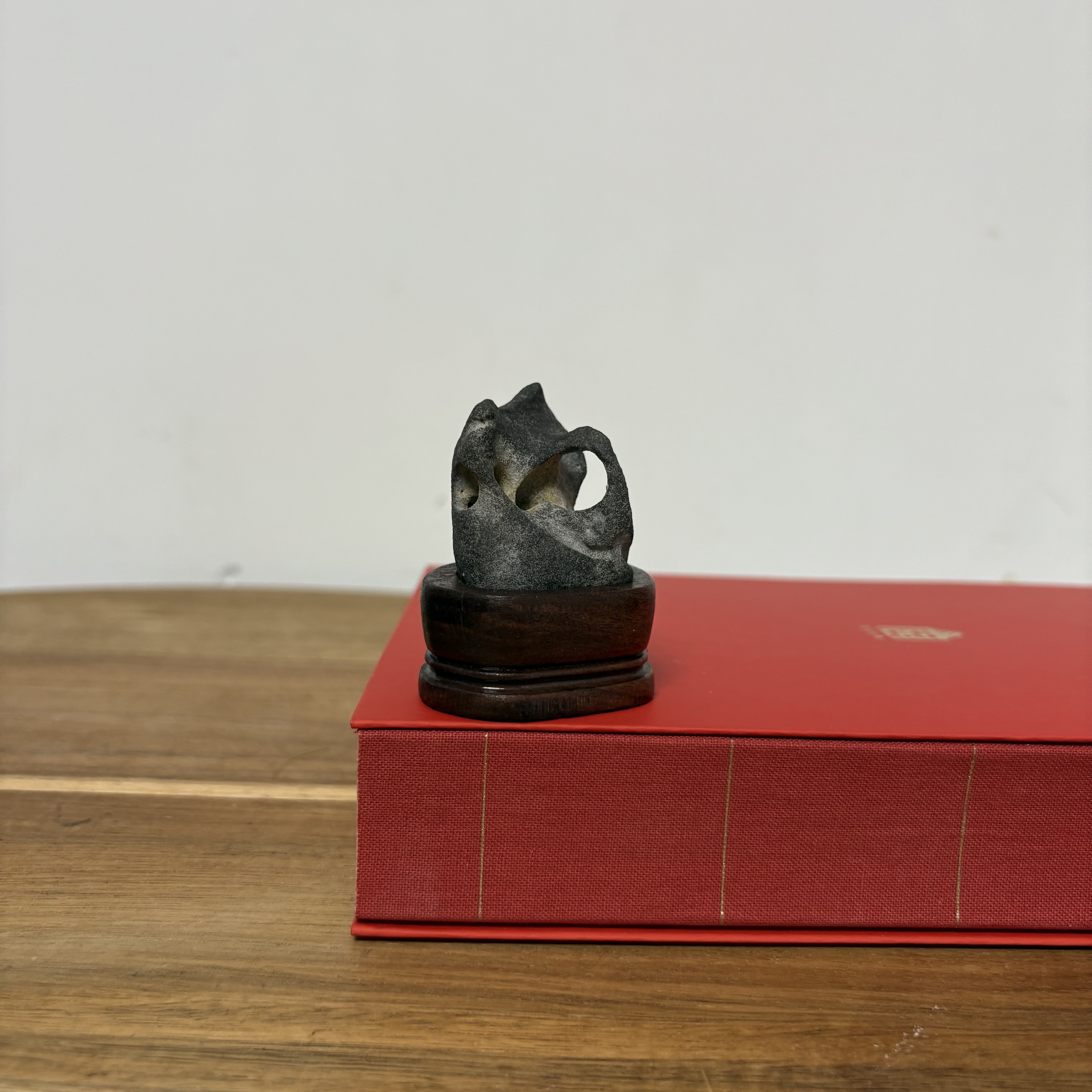 微型赏石 / 天然太湖石迷你小摆件 掌中山手把玩件 原石头 带底座