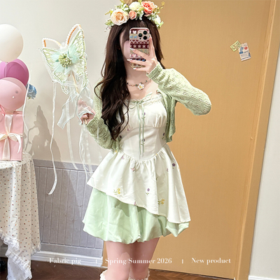 甜美风绿色系穿搭吊带连衣裙