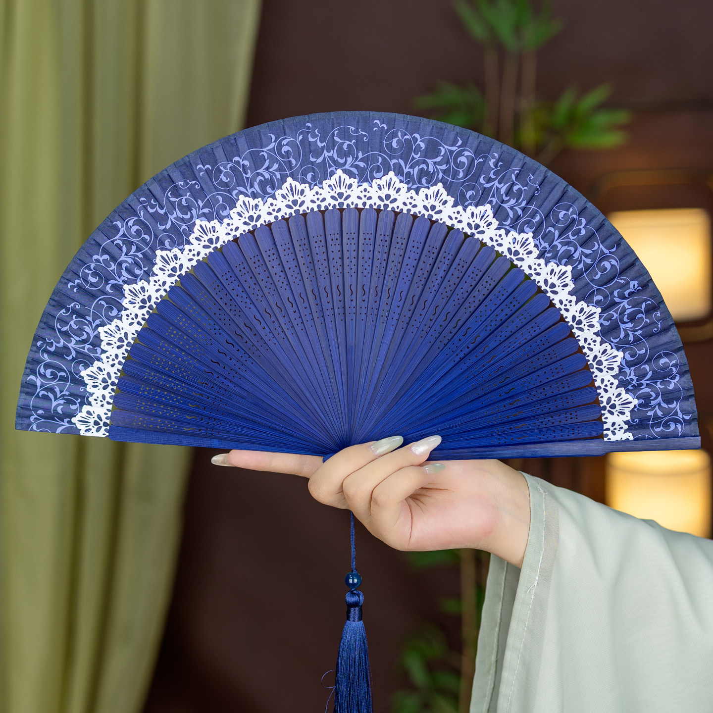 折扇女旗袍扇子走秀古典折叠扇随身女扇古风舞蹈扇中国风扇送流苏