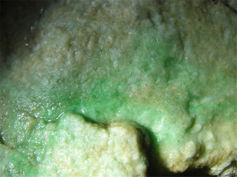翡翠原石 木那色料蟒带松花  种老冰阳绿色辣度飘花手镯摆件