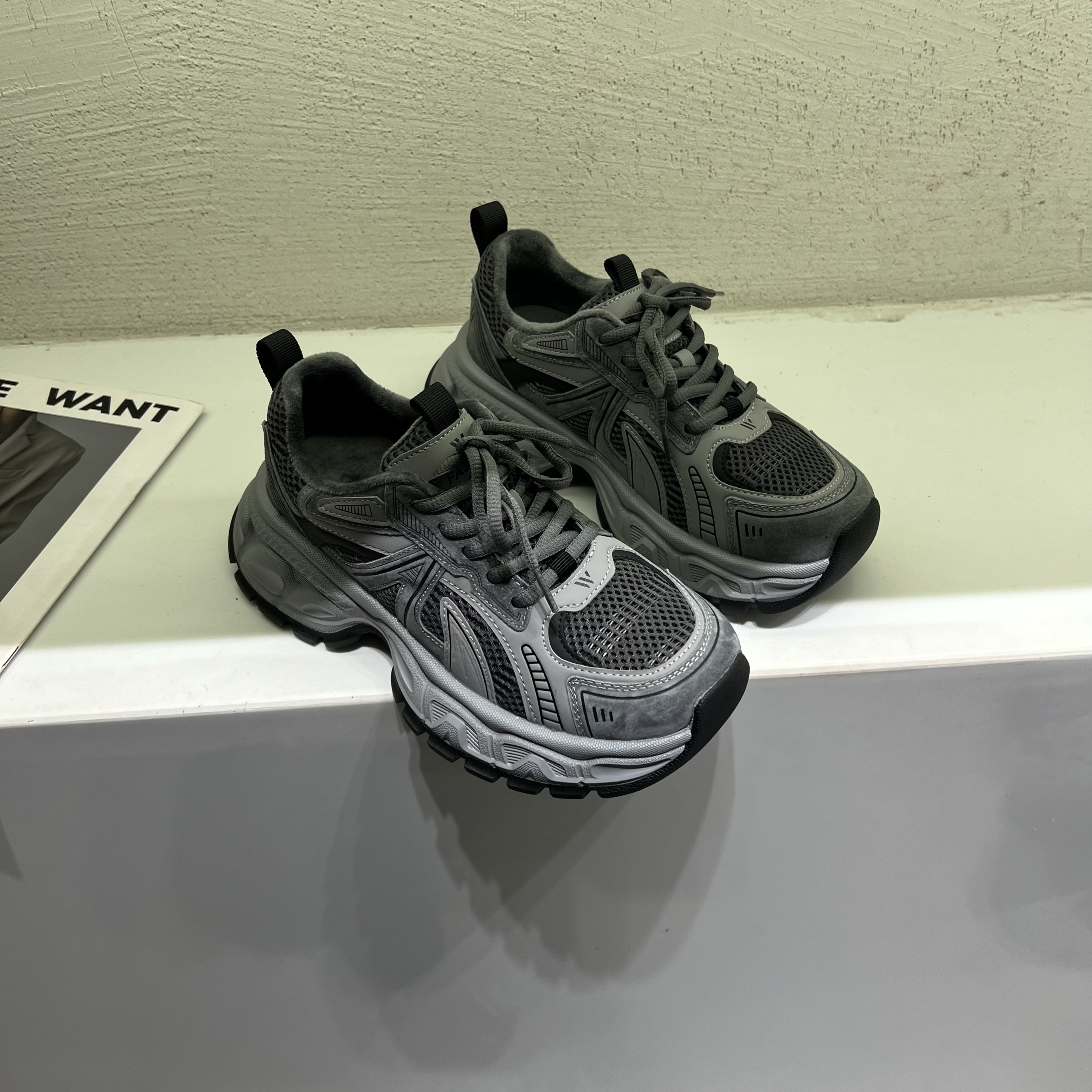 ins风复古真皮厚底时尚老爹鞋女2025冬季加绒百搭轻便运动休闲鞋