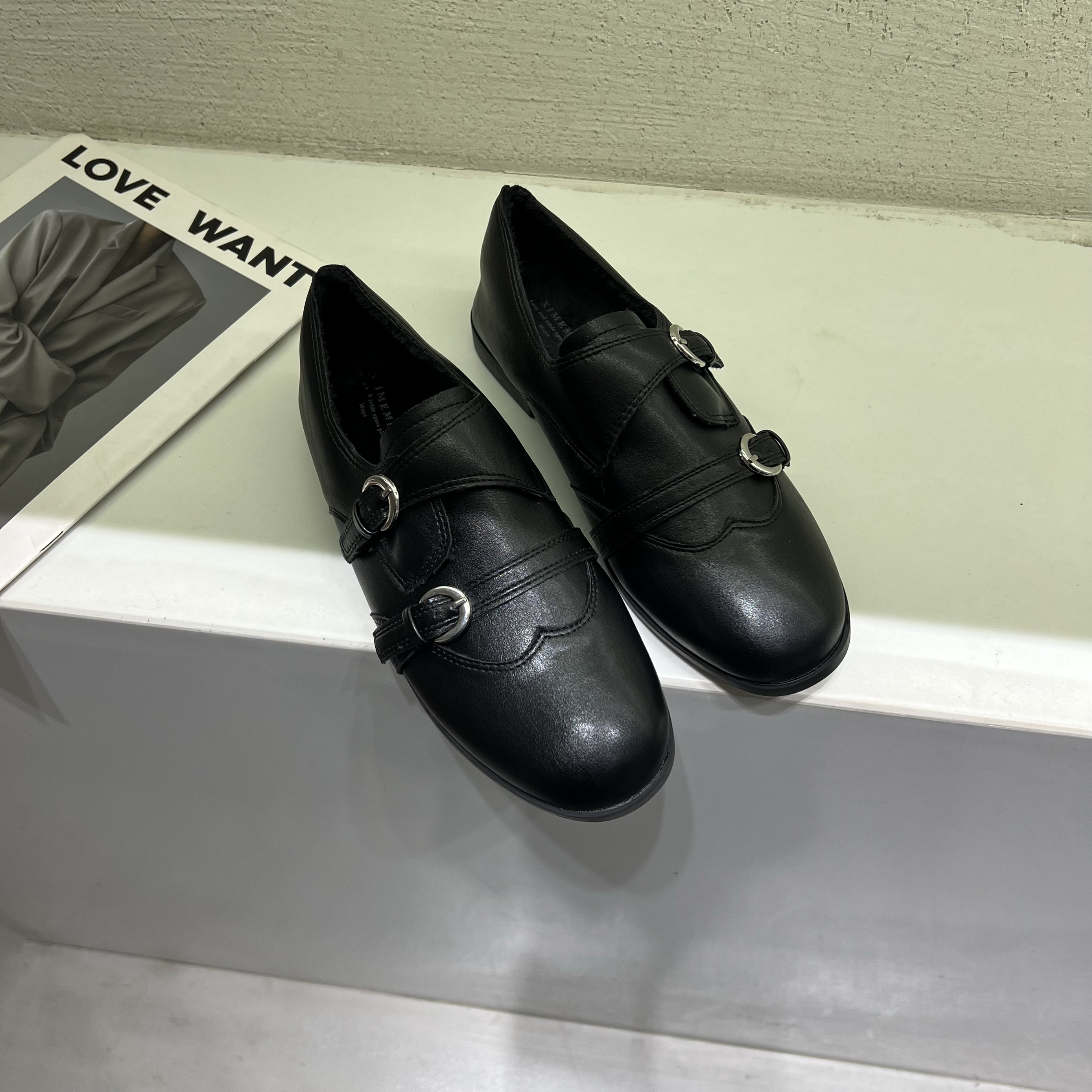 复古英伦风圆头布洛克小皮鞋女2025加绒保暖棉鞋通勤百搭乐福鞋潮