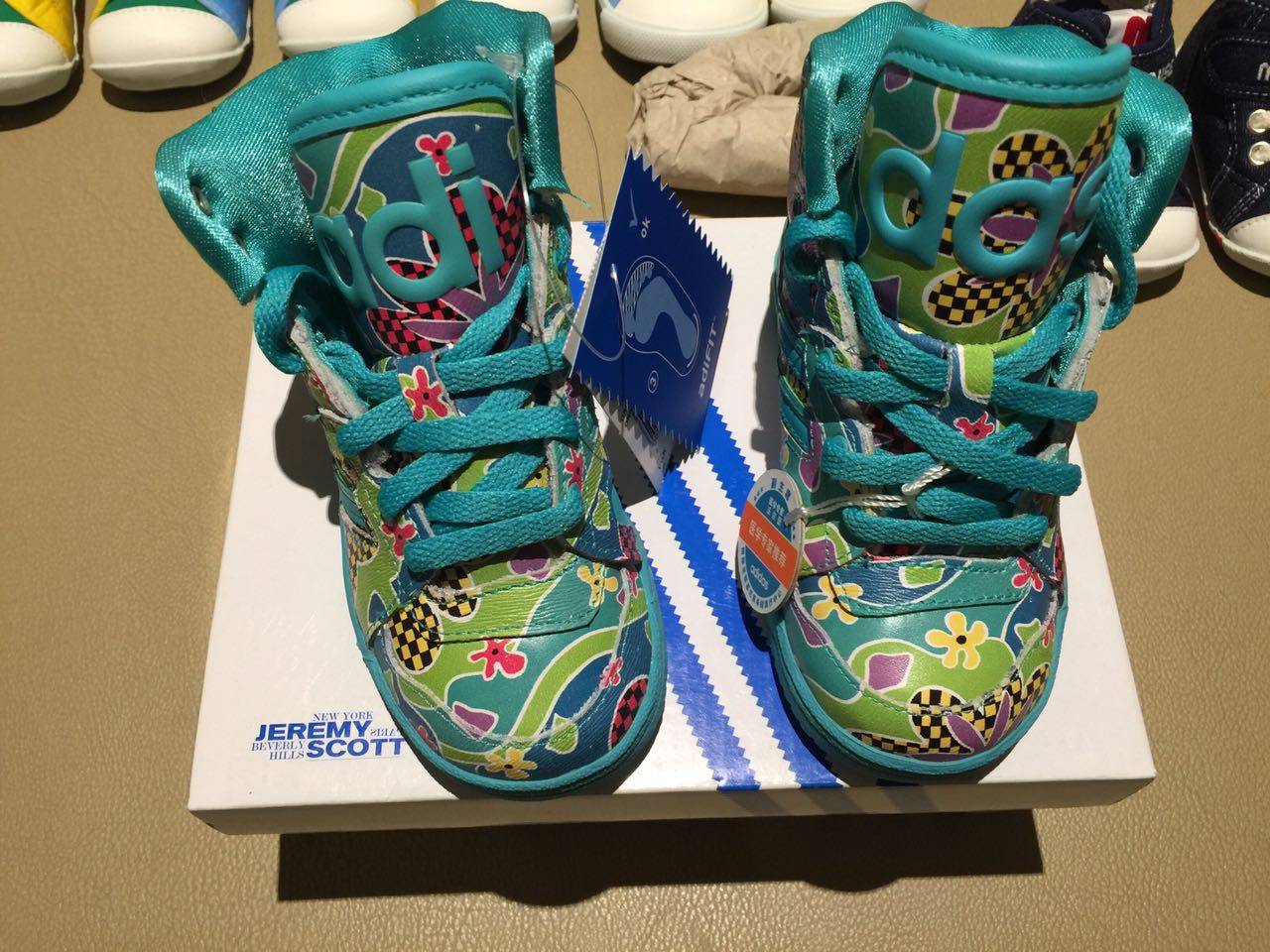 детская обувь adidas Jeremy Scott JS Hi с цветочным рисунком из натуральной кожи на 13 см S77813 Изображение 1
