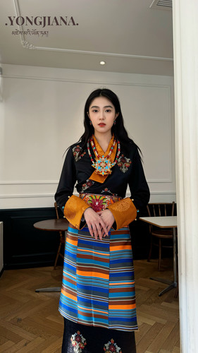 【雍嘉娜复古新贵西藏服女士藏装精美花纹人丝织锦缎显瘦贵气款