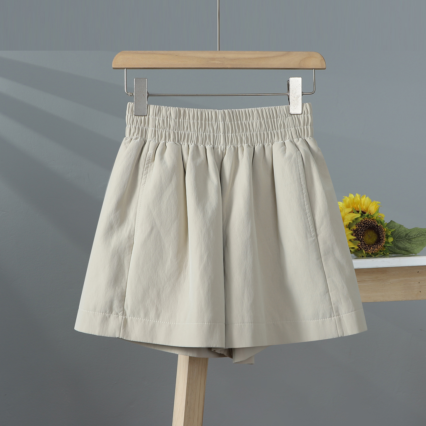  利落版型+皮质，潮酷显瘦超百搭