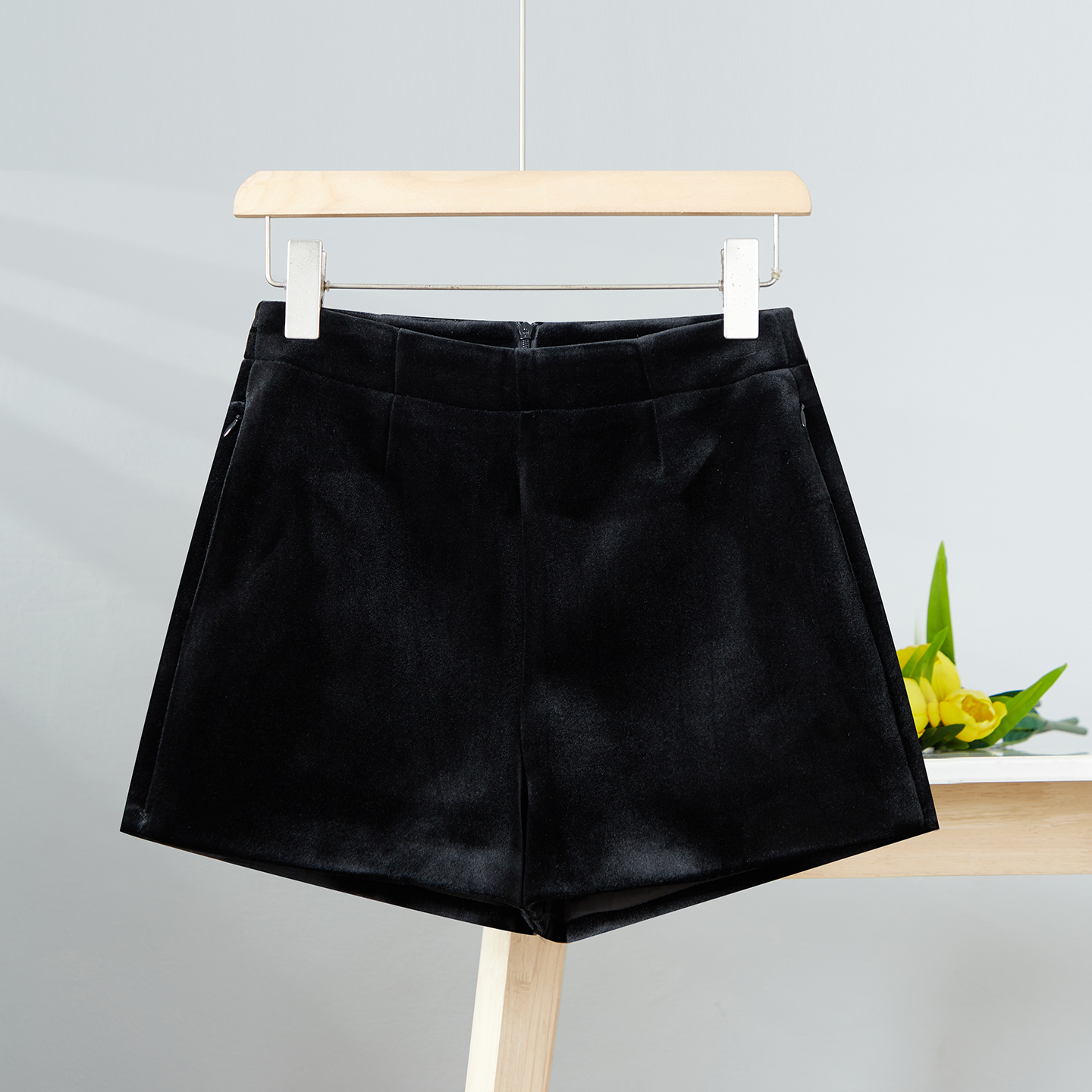 高级感丝绒短裤女2025冬季新品