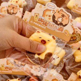 水豚面包解压捏捏乐儿童可爱食玩铃铛挂件卡皮巴拉减压发泄玩具