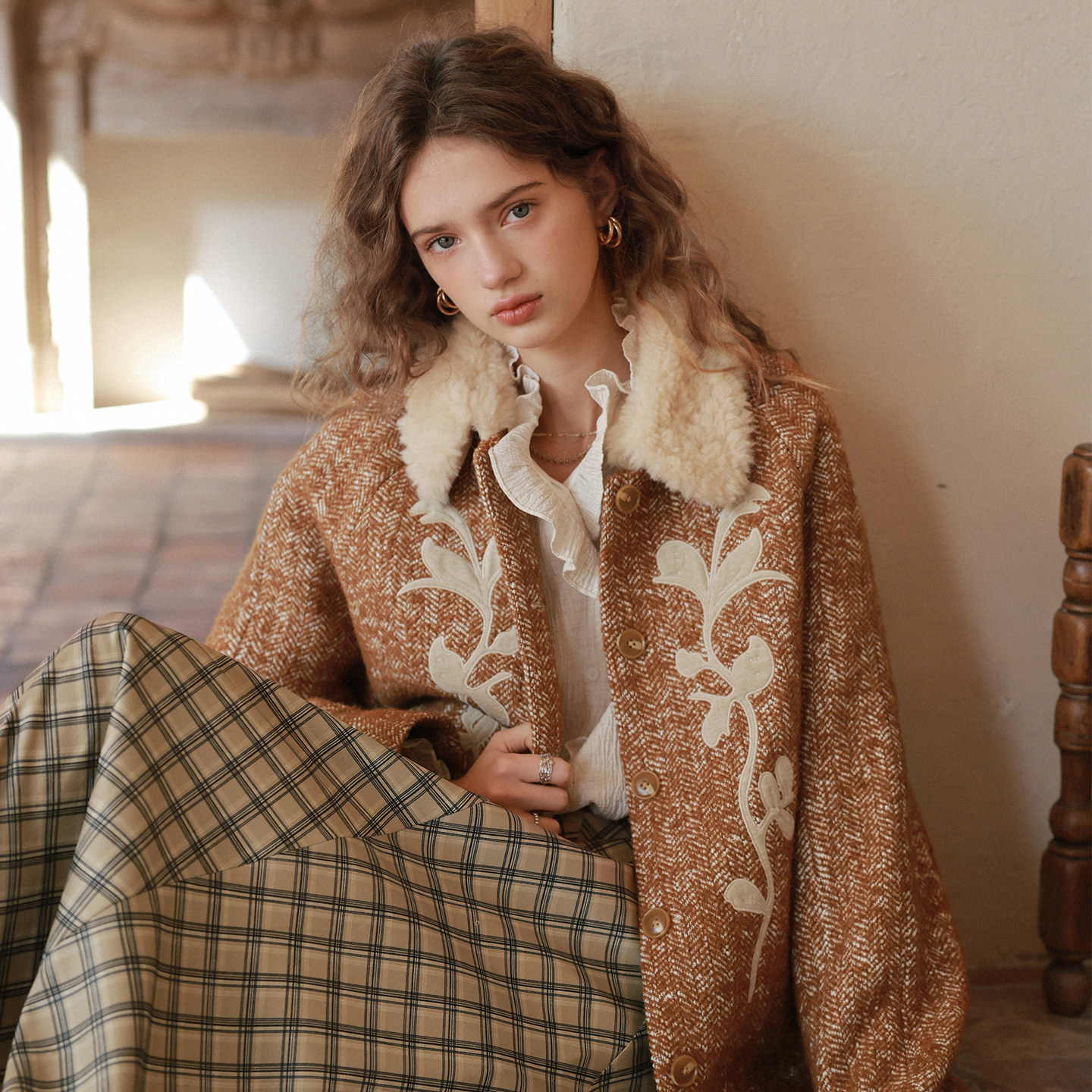 相对纶/原创刺绣翻毛领宽松设计感毛呢土黄色人字毛呢年轻短外套