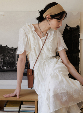 相对纶/弹力腰藏肉/仙气刺绣白色短袖度假中长连衣裙V领木耳边