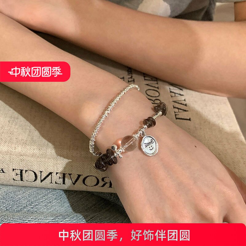 笑脸字母吊坠灰色水晶串珠手链女轻奢个性时尚潮流通勤手环手饰