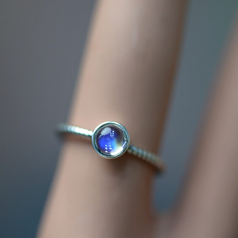 春锋似瀚s925银月光石戒指女款简约轻奢简约风宝石闭口指环戒子
