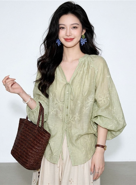 法式气质慵懒绿色碎花灯笼袖衬衫女2026早春新款超火减龄系带上衣