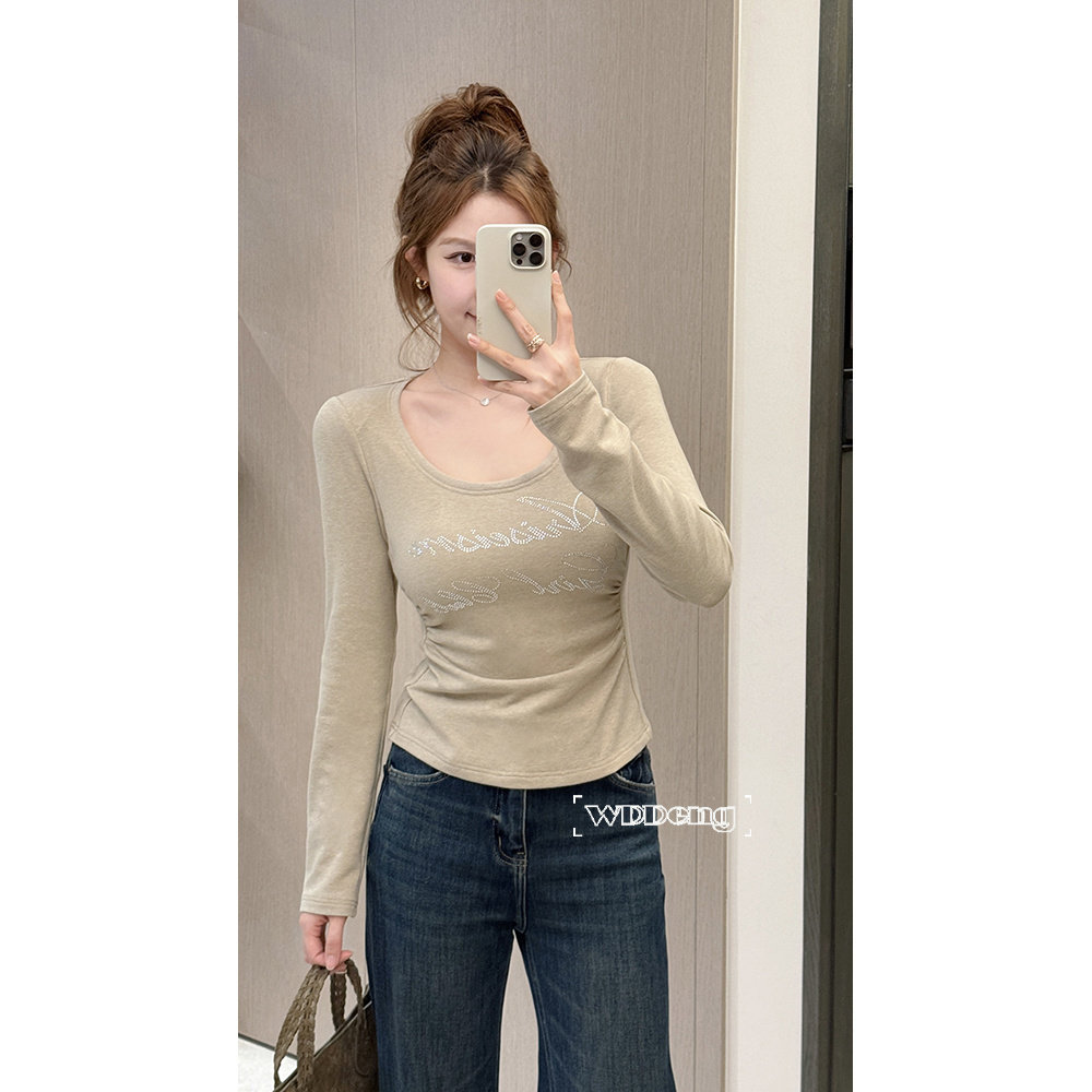 王等等 C位内搭 2025秋冬原创设计感烫钻印花针织上衣U225D18804