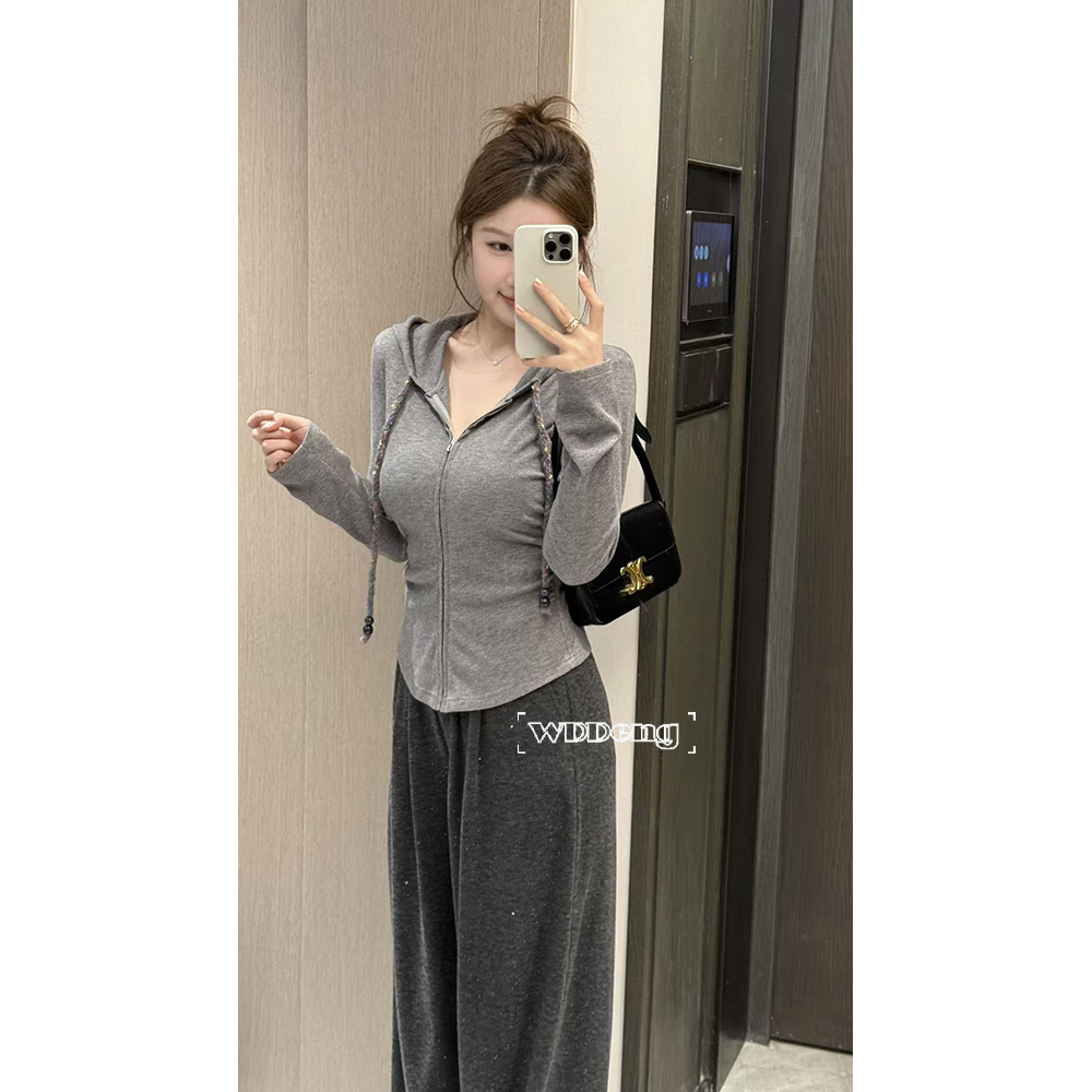 王等等【素颜韩妹】2025秋冬原创款收腰显瘦连帽针织上衣