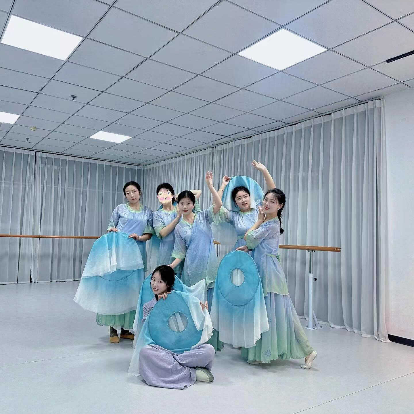 青衫烟雨客舞台表演帽子