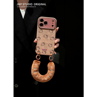 秋冬新款格纹猫适用苹果17promax手机壳斜挎iphone16promax棕15pro可背挎13保护套14pro女毛绒腕带手提17软套