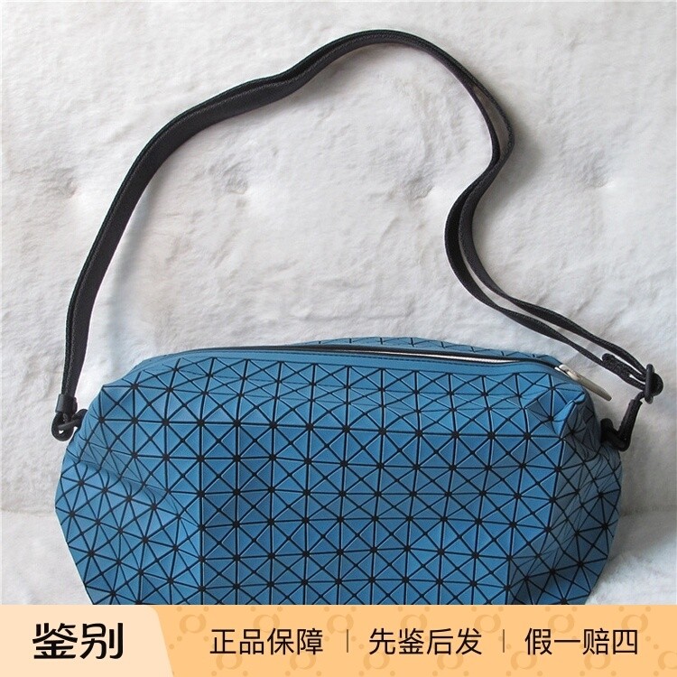 日本ISSEY MIYAKE三宅一生马鞍包斜挎男包 灰蓝色 现货