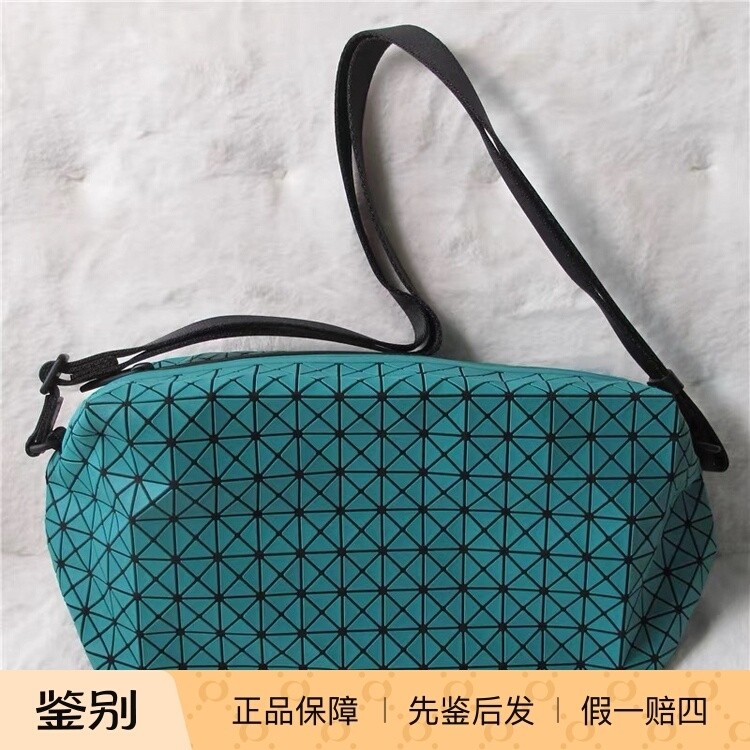 日本ISSEY MIYAKE三宅一生马鞍包斜挎男包 孔雀绿色 现货