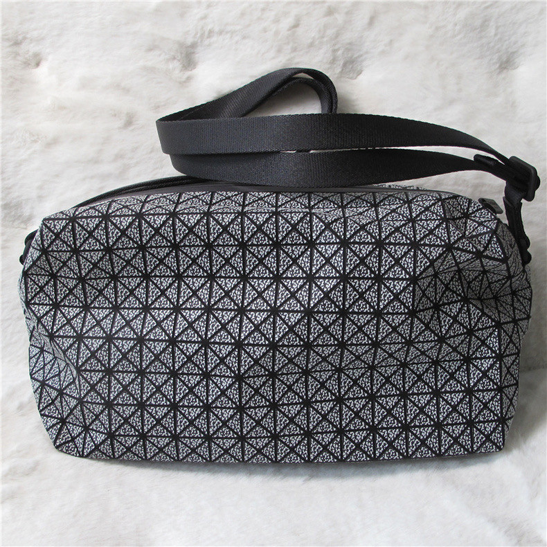 日本issey miyake三宅一生马鞍包斜挎男包 黑灰色 现货