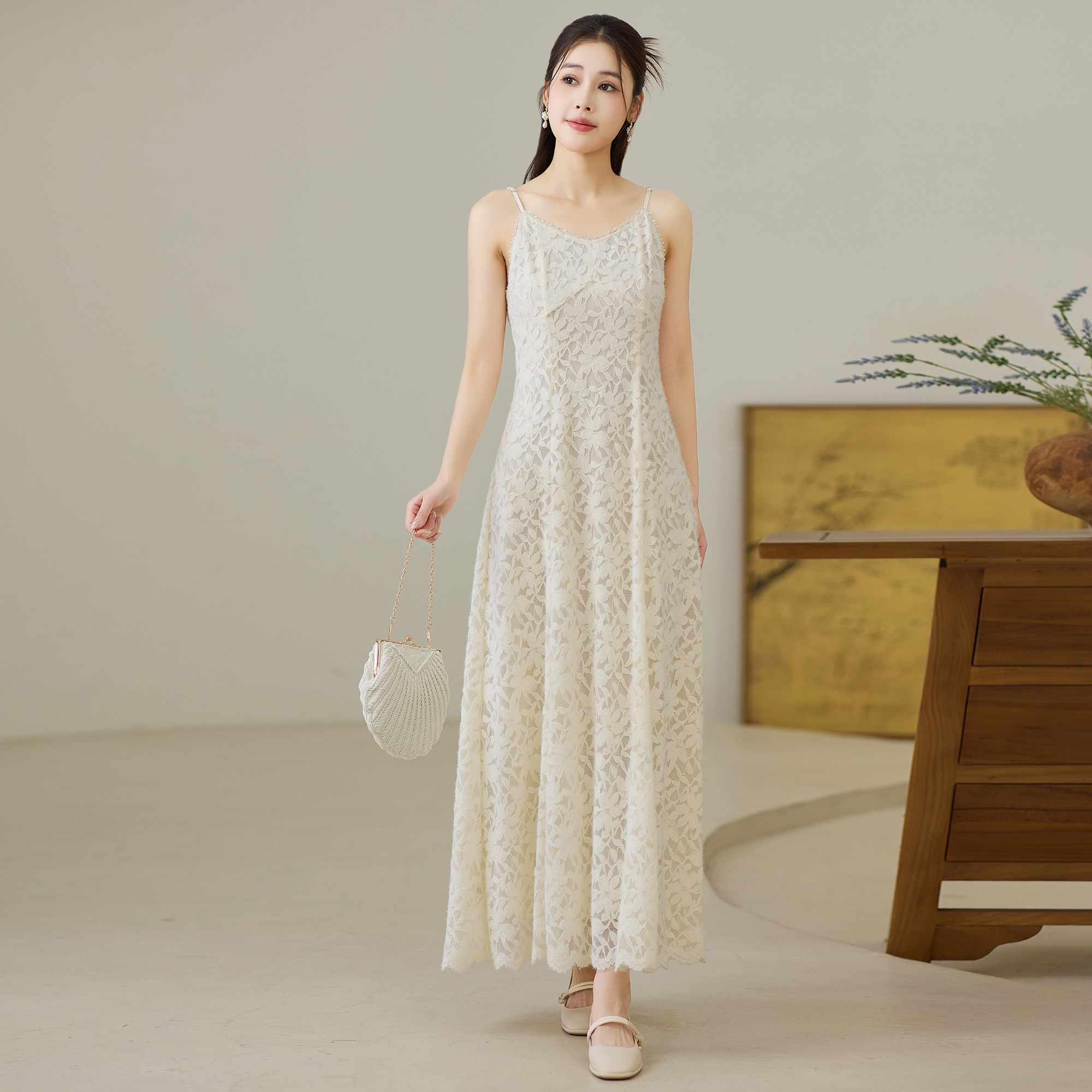 温柔风白色蕾丝吊带连衣裙女长裙2026新款修身显瘦气质裙无袖打底