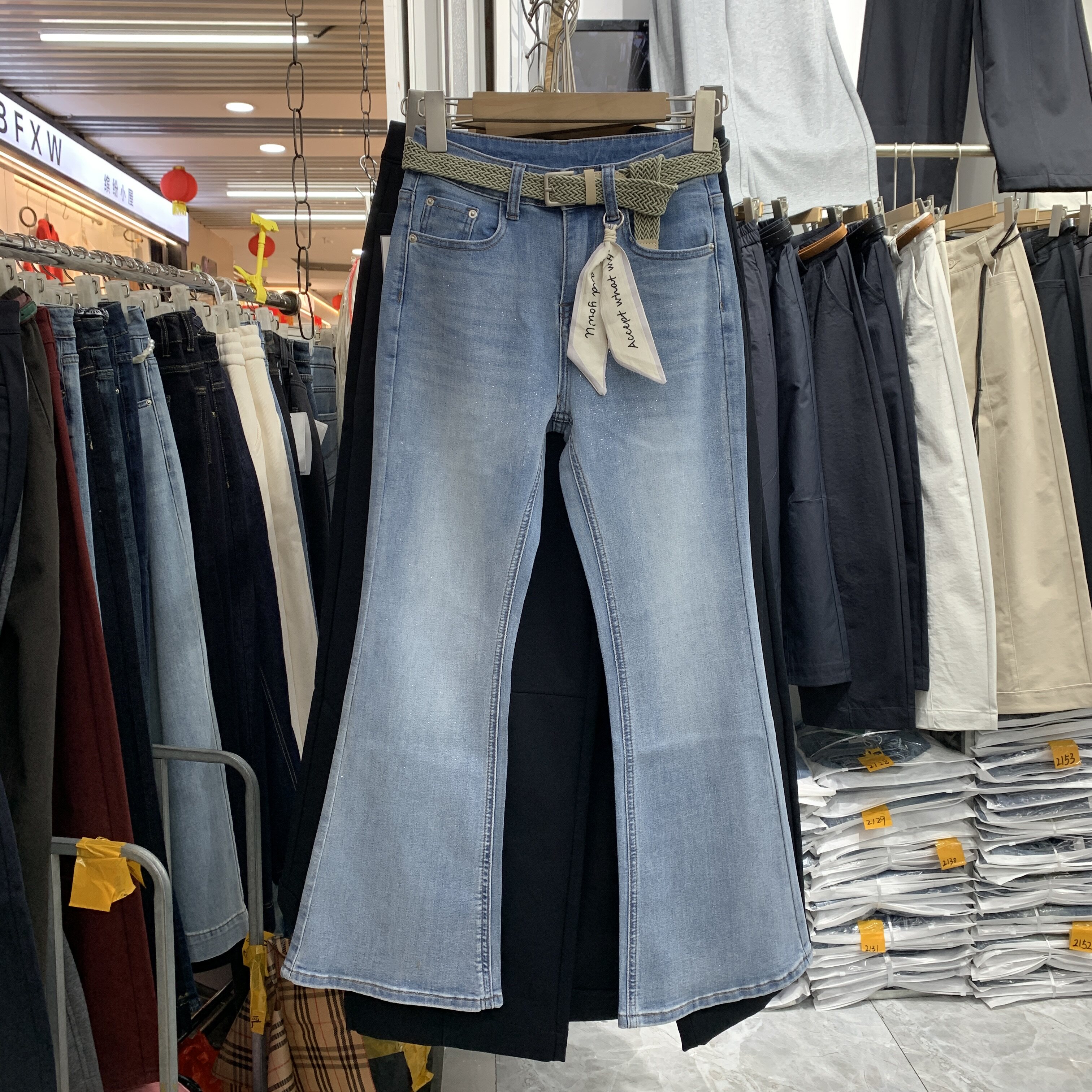 酷比斯18657浅蓝色水洗修身牛仔微喇裤2026春季新款女显瘦九分裤