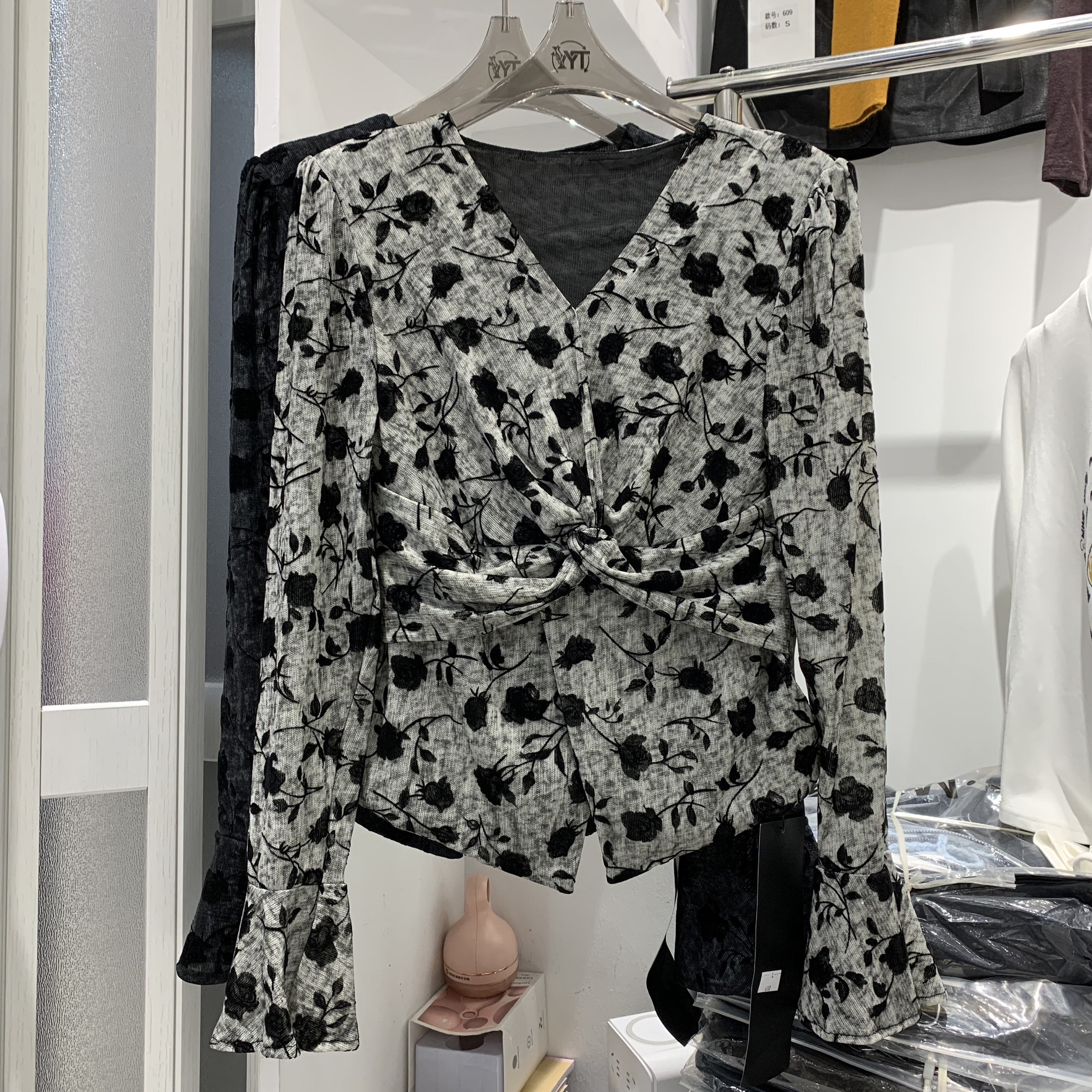 有你680V领植绒玫瑰花长袖网纱T恤女秋修身洋气喇叭袖打底衫上衣