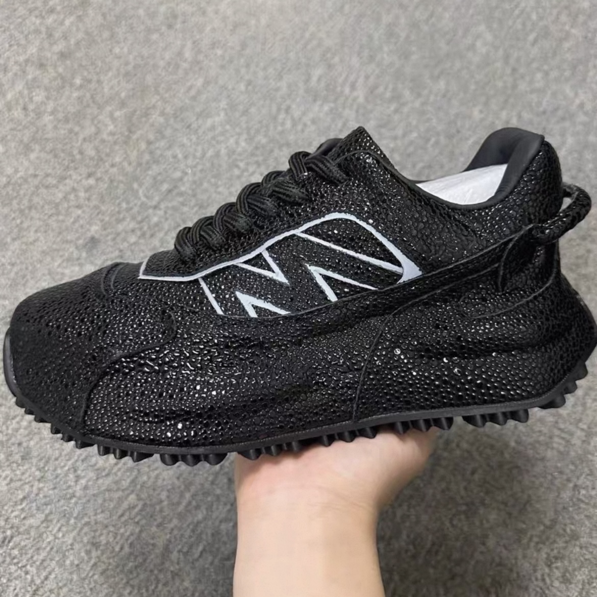 断码尾单马来西亚原珠珍珠鱼皮老爹鞋男士真皮全包厚底休闲鞋轻盈