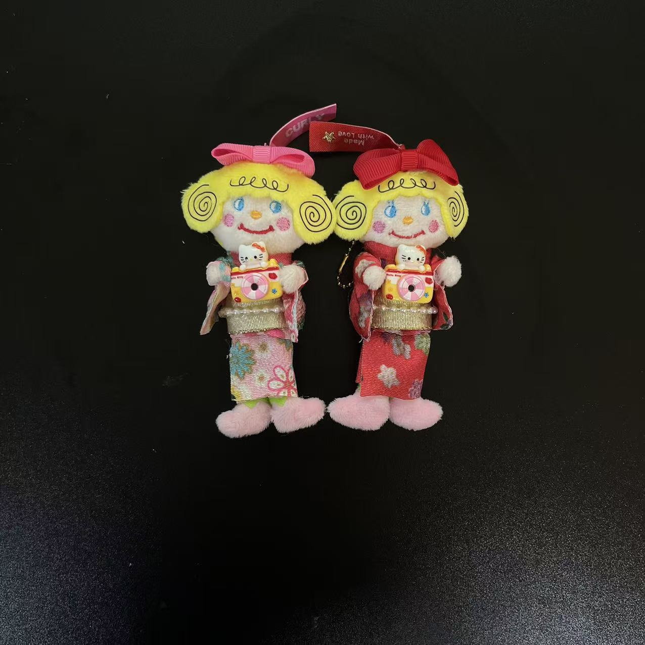 日本和服卷发小女孩毛绒