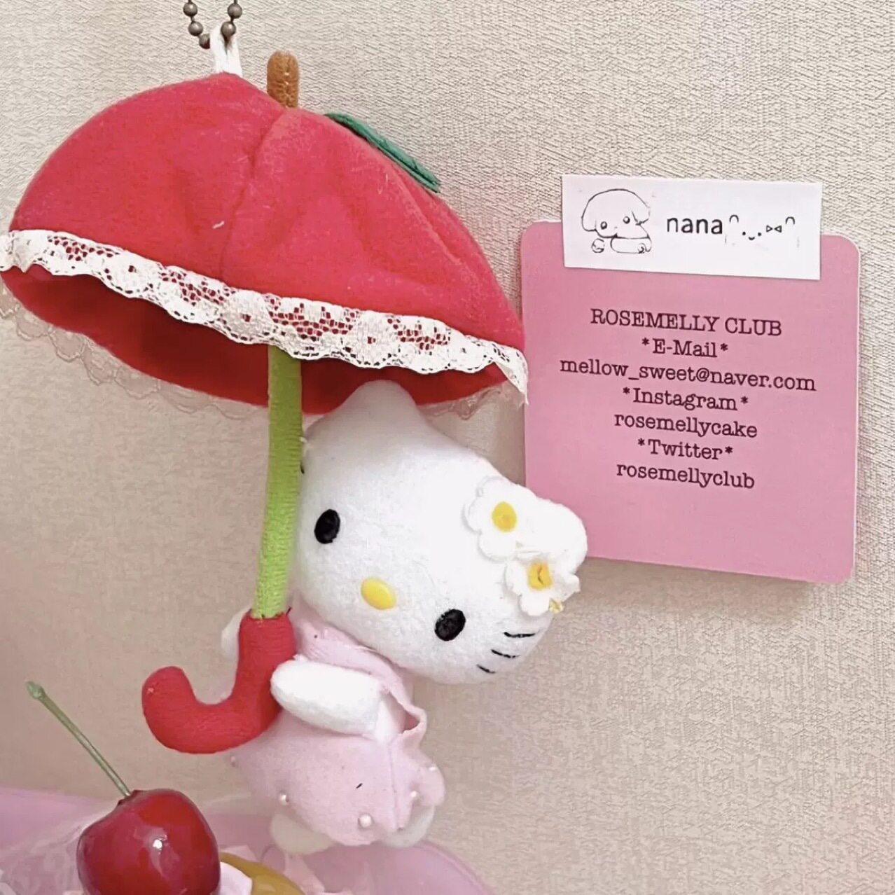 日本红色打伞HelloKitty