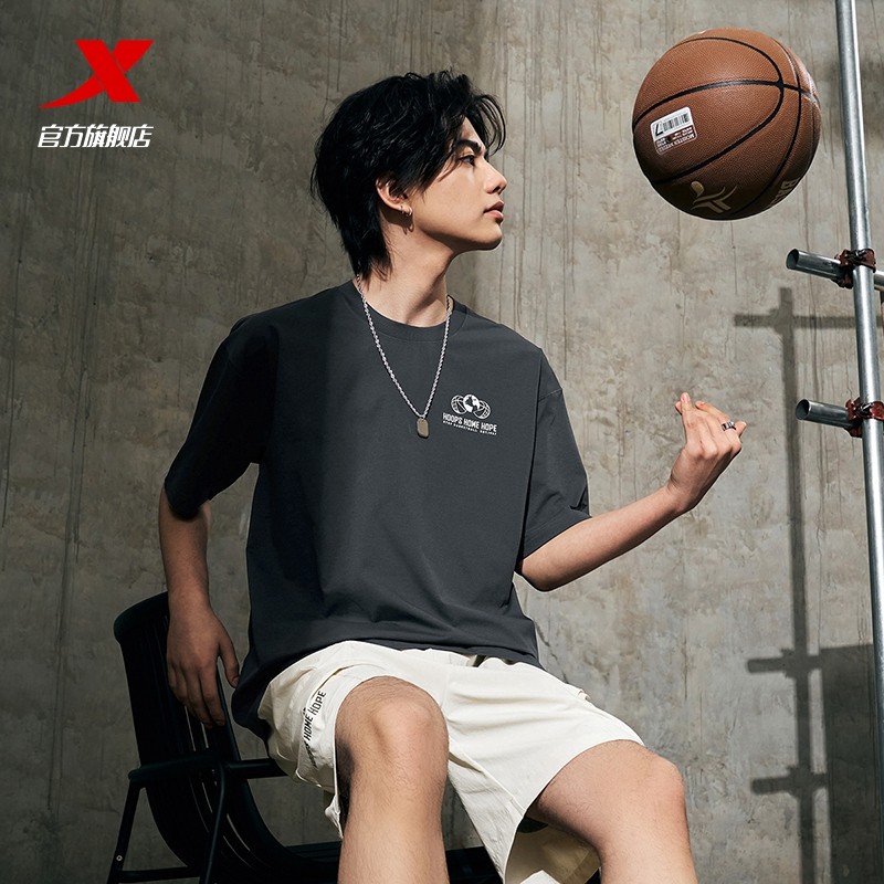 特步篮球短袖男2025新款冬季透气灰色宽松T恤休闲百搭运动上衣男