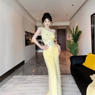 性感黄色印花斜肩连衣裙女夏季 instahot 海边度假不规则收腰长裙