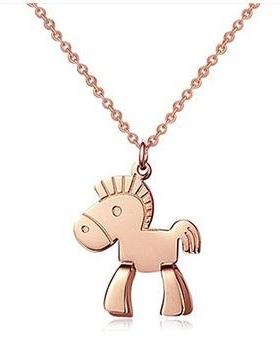 日韩ins生肖马太钢项链玫瑰金不掉色防过敏彩金木马锁骨链吊坠女