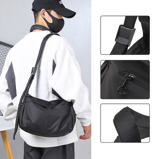 仅亏一天真皮新款斜防水饺子包运动斜挎包男女大容量托特包骑行简