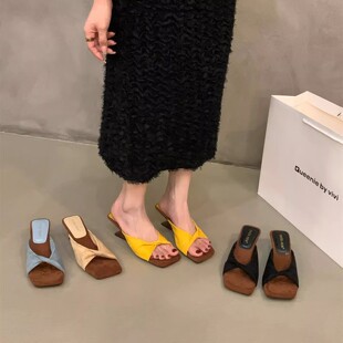 小众坡跟绒面一字拖鞋女鞋子外穿2026新款夏季中高跟黄色凉拖凉鞋