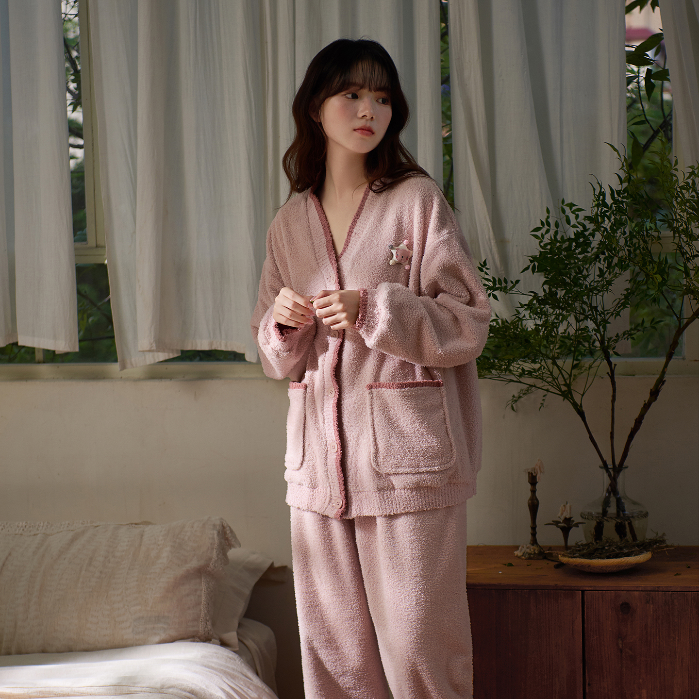 思莉太太毛绒可外穿V领家居服