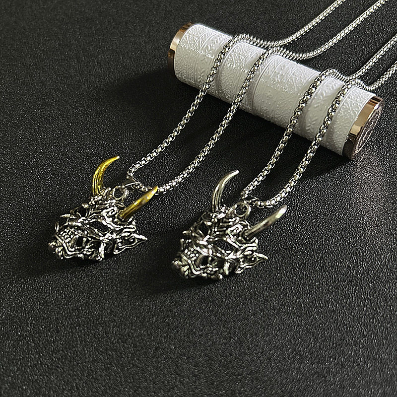 尖角鬼怪般若恶魔面具吊坠长款钛钢项链男款个性潮流毛衣链配饰品