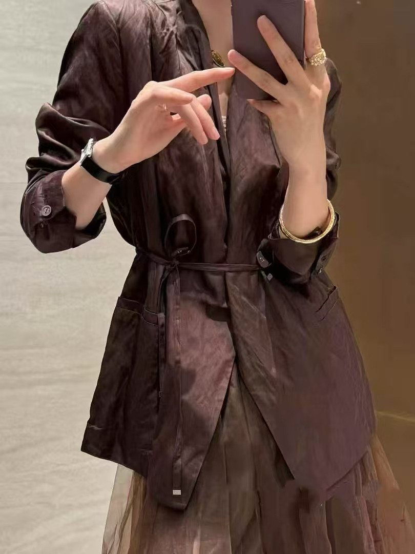 欧货2026秋季V+.COM新款复古褶皱感系带两粒扣长袖V领西装外套女