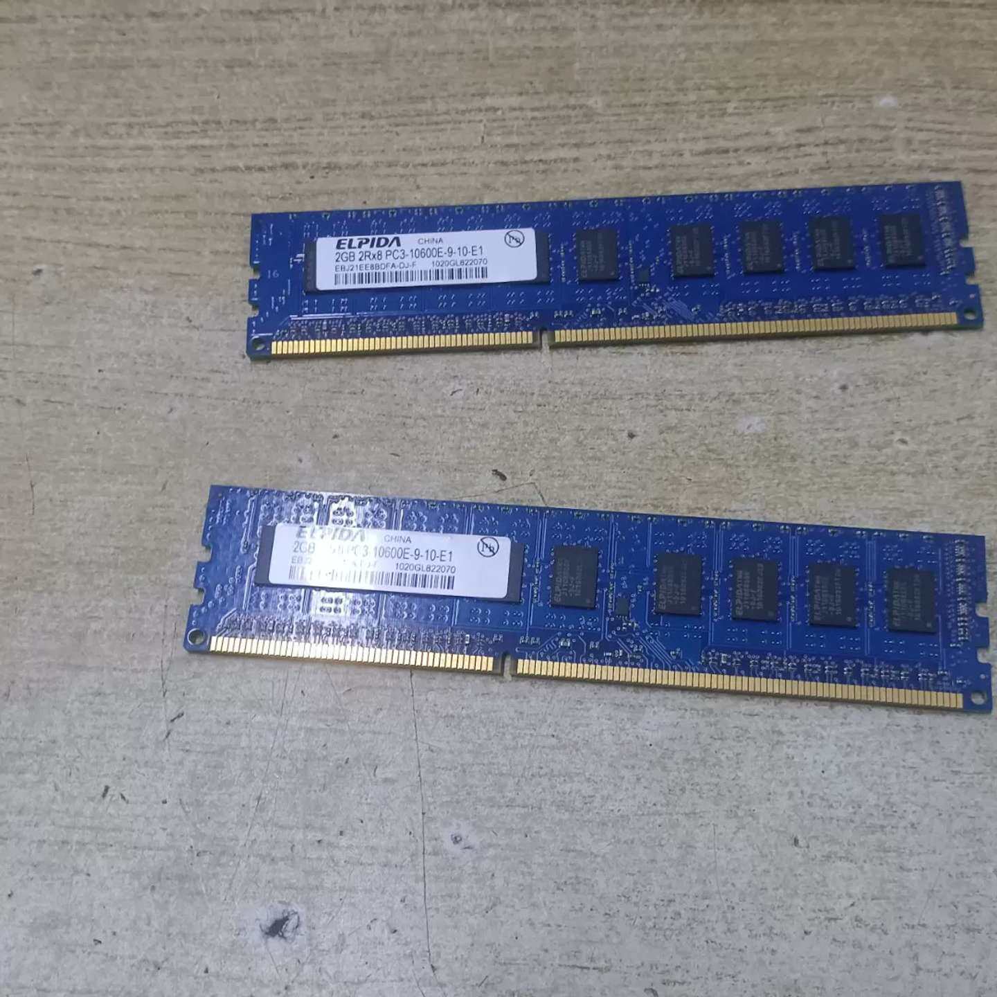 尔必达三代内存条 2GB其它元器件