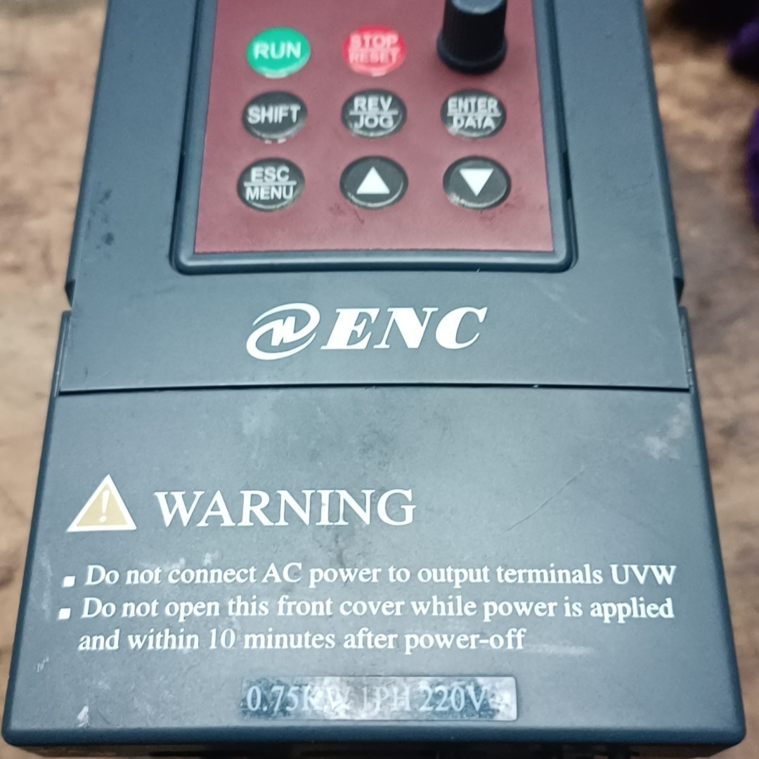 易能变频器EDS800-2S0007N单相220，功能正常，