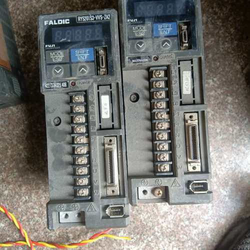 富士200W伺服驱动器RYS201S3-VVS-ZA2，通电