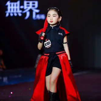 女童模特走秀服黑色短袖T台大玩家潮服拖尾运动8酷帅9套装PK赛服