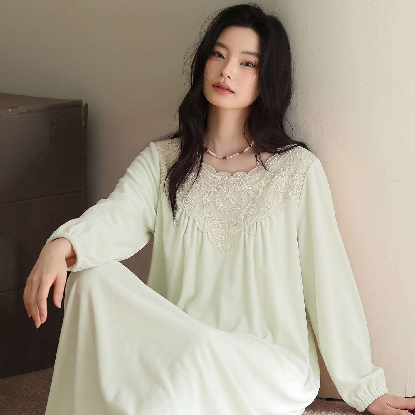 法式复古蕾丝拼接长袖睡裙女家居服睡衣裙海岛绒灯笼袖纯色可外穿