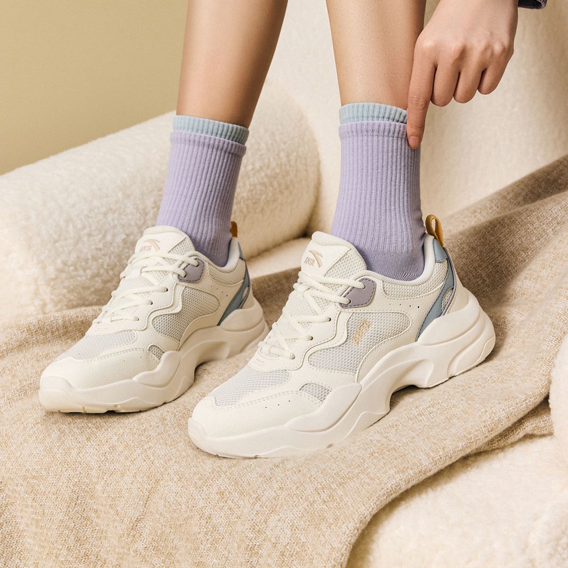 安踏秋季引力女子户外时尚运动鞋