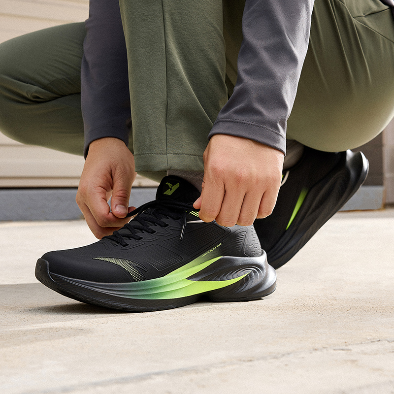 安踏冬季新款跑步系列毒刺6跑鞋