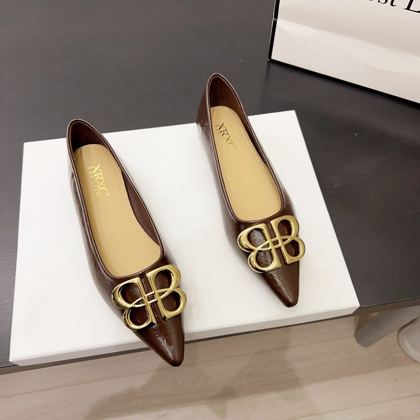 软皮尖头平底单鞋女2026年春秋季新款舒适软底浅口金属扣气质瓢鞋,女鞋,浅口单鞋,淘宝优惠券,粉丝福利购,淘宝优惠卷