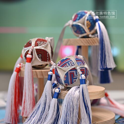 广西壮族壮锦绣球布艺文创礼品