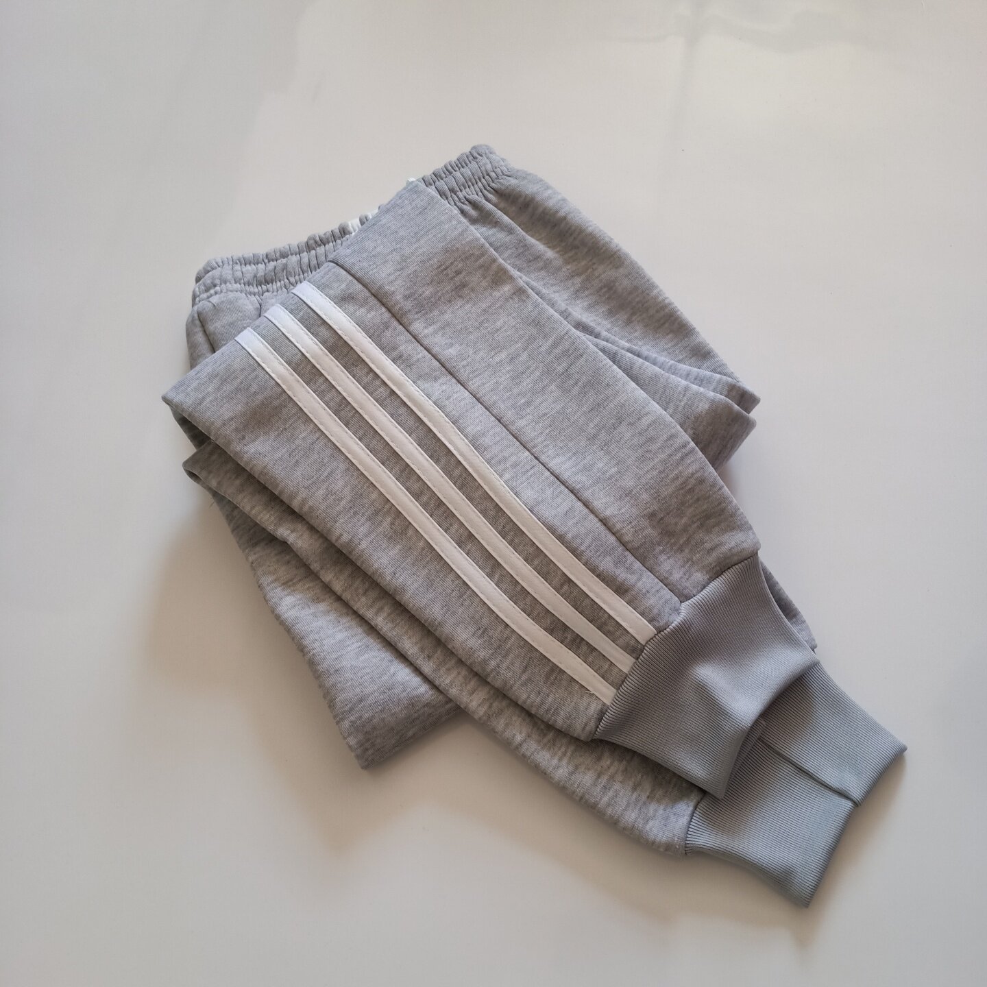 浅灰色白边三道杠冬季保暖校服裤
