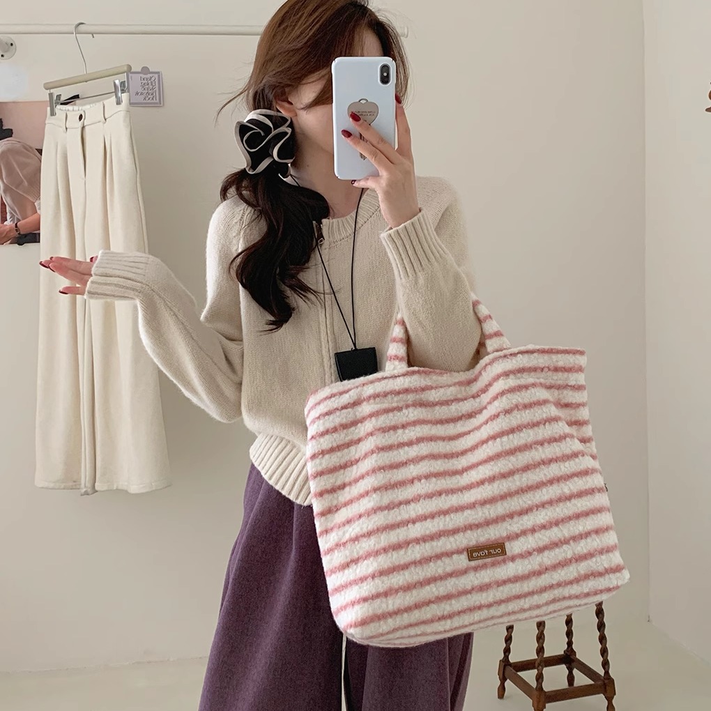 2025冬彩色大容量毛绒托特包包女格子单肩包通勤巴恩风手提袋日韩