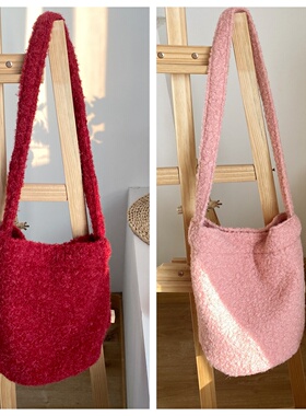 软绒绒单肩斜挎背包，巨巨巨好看冷红色秋冬水桶包可爱包设计感包